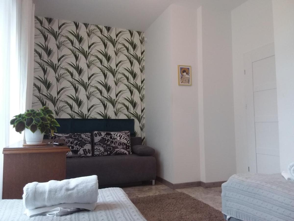 Dworek Akacja Uslugi Hotelarskie ヤノビエツ エクステリア 写真